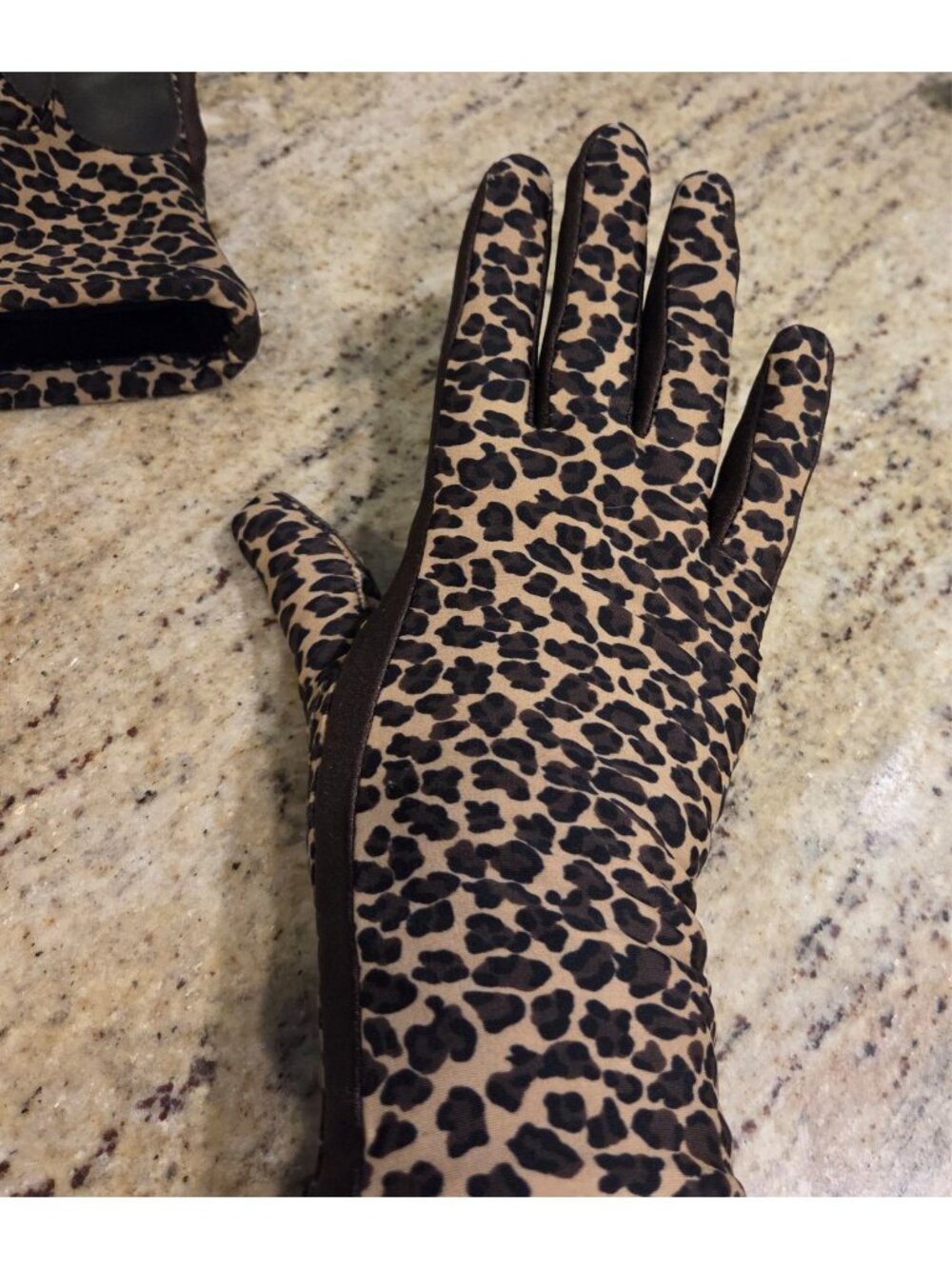 Isotoner Womens One Size Cheetah Leopard Animal Stretch Gloves Grip Palm - Picture 16 of 16